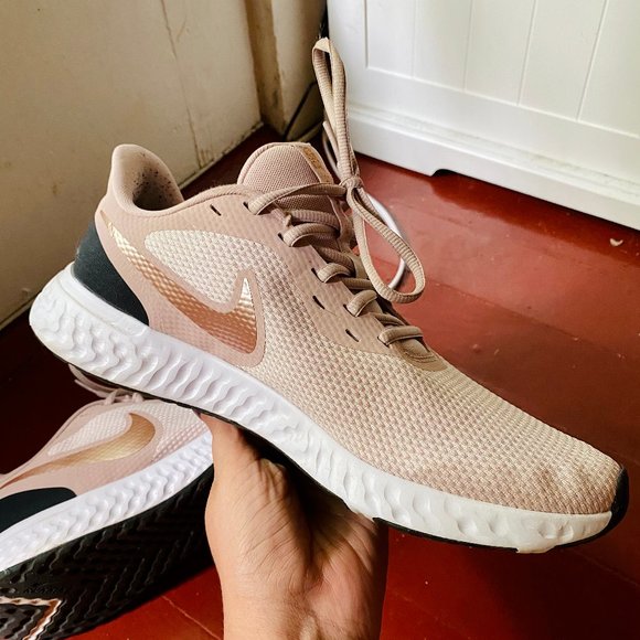 nike revolution 5 pink rose gold